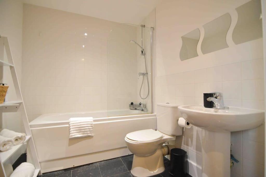Cosy, Centrally Located Studio With Gated Parking! Лоубъро Екстериор снимка