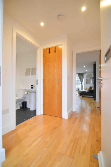 Cosy, Centrally Located Studio With Gated Parking! Лоубъро Екстериор снимка