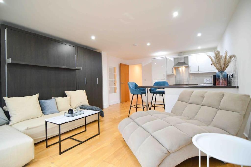 Cosy, Centrally Located Studio With Gated Parking! Лоубъро Екстериор снимка