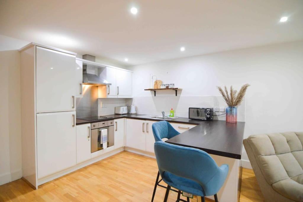 Cosy, Centrally Located Studio With Gated Parking! Лоубъро Екстериор снимка