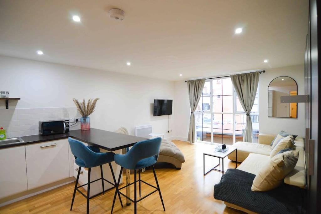Cosy, Centrally Located Studio With Gated Parking! Лоубъро Екстериор снимка
